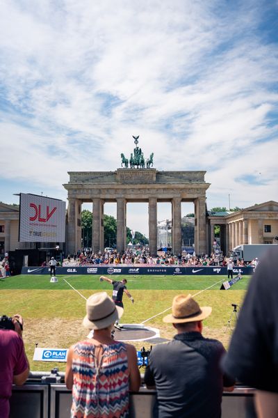 Kugelstossen vor dem Brandenburger Tor beim Kugelstossen waehrend der deutschen Leichtathletik-Meisterschaften auf dem Pariser Platz am 24.06.2022 in Berlin